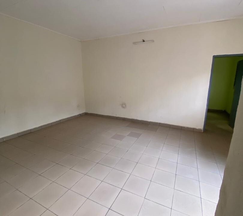 Appartement à louer après le carrefour des immeubles kotto petit marché isicom